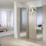 specchio all'interno del corridoio