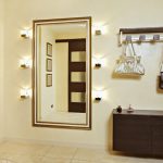 specchio nel corridoio con illuminazione