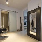specchio nel corridoio con cornice
