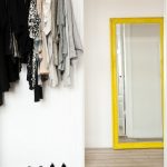 specchio all'interno del corridoio