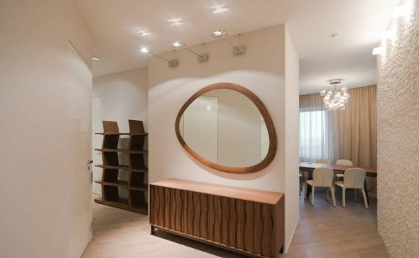specchio all'interno del corridoio