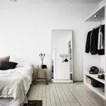 specchio nella camera da letto scandinava