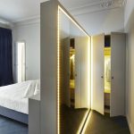 specchio di grandi dimensioni in camera da letto