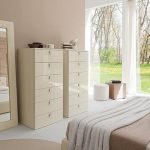 specchio nel minimalismo della camera da letto