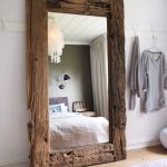 specchio in camera da letto con cornice in legno