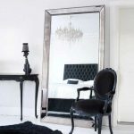 specchio in camera da letto con cornice