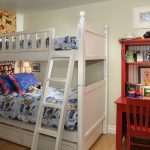Letto a castello bianco e tavolo rosso
