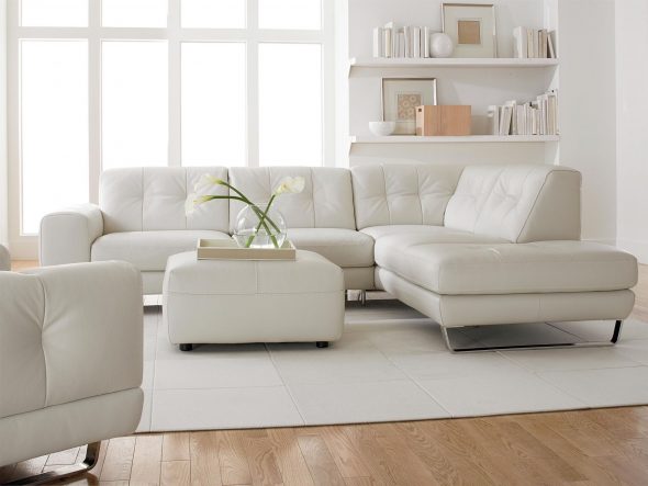 Divano bianco come elemento d'arredo per il soggiorno