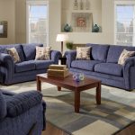 Il nobile colore blu del divano nel design degli interni