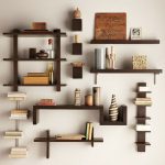 Un gran numero di piccoli scaffali di legno sul muro