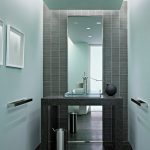 Grande specchio a figura intera nel bagno