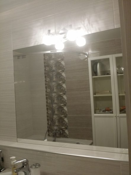 Grande specchio in bagno