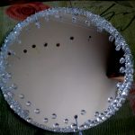 Decorare uno specchio rotondo con le pietre
