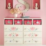 Decorare i mobili con stencil floreali
