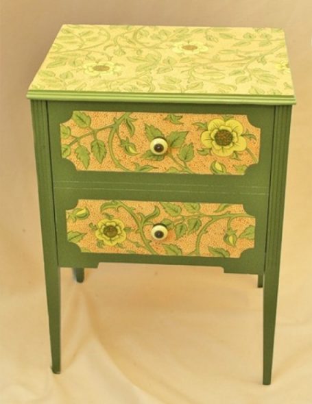 Decoupage di un comodino con cassetti