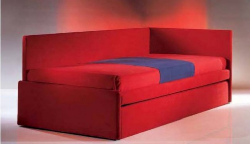 Divano letto di colore rosso