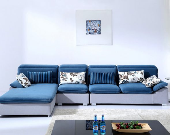 Il divano può essere blu, ma con abbondanza di bianco