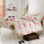 Design degli interni della camera da letto in stile provenzale