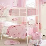 Letto a castello per ragazze in camera rosa