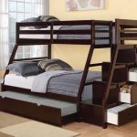 Letto a castello con due posti letto e una scaletta guardaroba