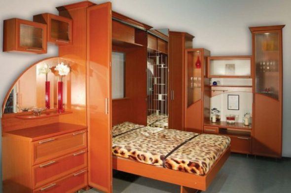 Letto matrimoniale con meccanismo di sollevamento
