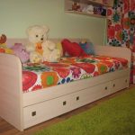 La differenza principale tra i letti per bambini con cassetti è la funzionalità.