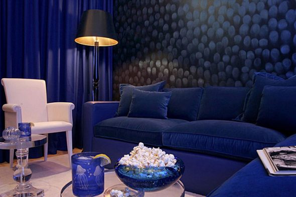L'eccesso di blu scuro all'interno evoca associazioni con il cinema