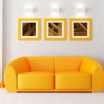 Divano giallo brillante all'interno
