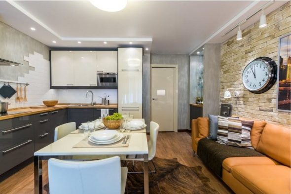 Divano in pelle all'interno della cucina