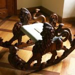 sedia a dondolo intagliata