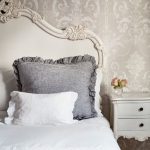 Letto con testiera intagliata per interni in stile provenzale