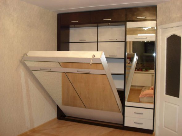 Foto di armadio a muro con letto incorporato