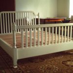 Letto in stile provenzale colorato