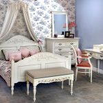 Letto in stile provenzale nell'interno della camera da letto