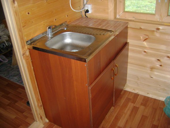 Lavello in acciaio inox sopraelevato con mobile in truciolare