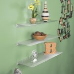 Gli scaffali in vetro da parete sono belli ed eleganti