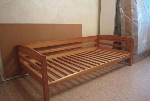 Letto singolo in pino massello