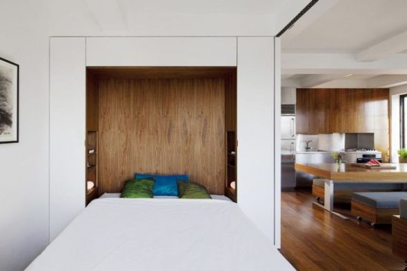 Originale e funzionale: un letto pieghevole in una nicchia