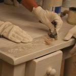 Verniciatura dei mobili della cucina