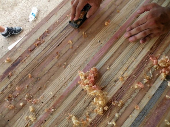 Passiamo sulla superficie del tavolo con un piano