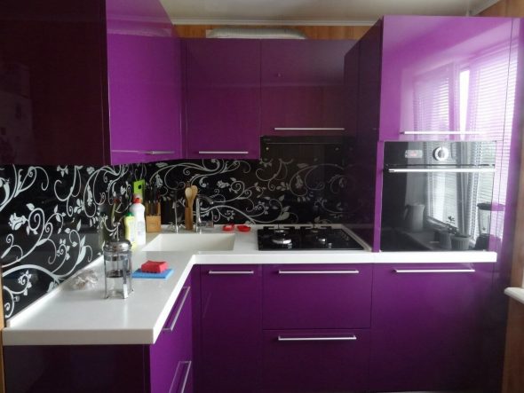 cucina angolare nera viola