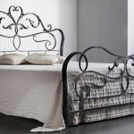 Lussuoso letto matrimoniale con testiera in ferro battuto