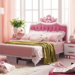 Letto rosa in camera da letto per una foto di ragazza