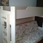 Montaggio di un letto a castello con un divano