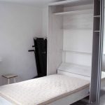 Letto guardaroba aperto