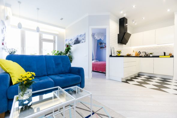 Divano blu in una stanza bianca