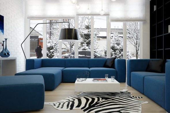 Divano blu all'interno del soggiorno