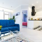Divano blu all'interno - esempio