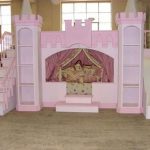 Letto a castello da favola per bambine con divano e scivolo
