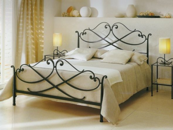 Immagini di letti moderni in ferro battuto in interni di camere da letto